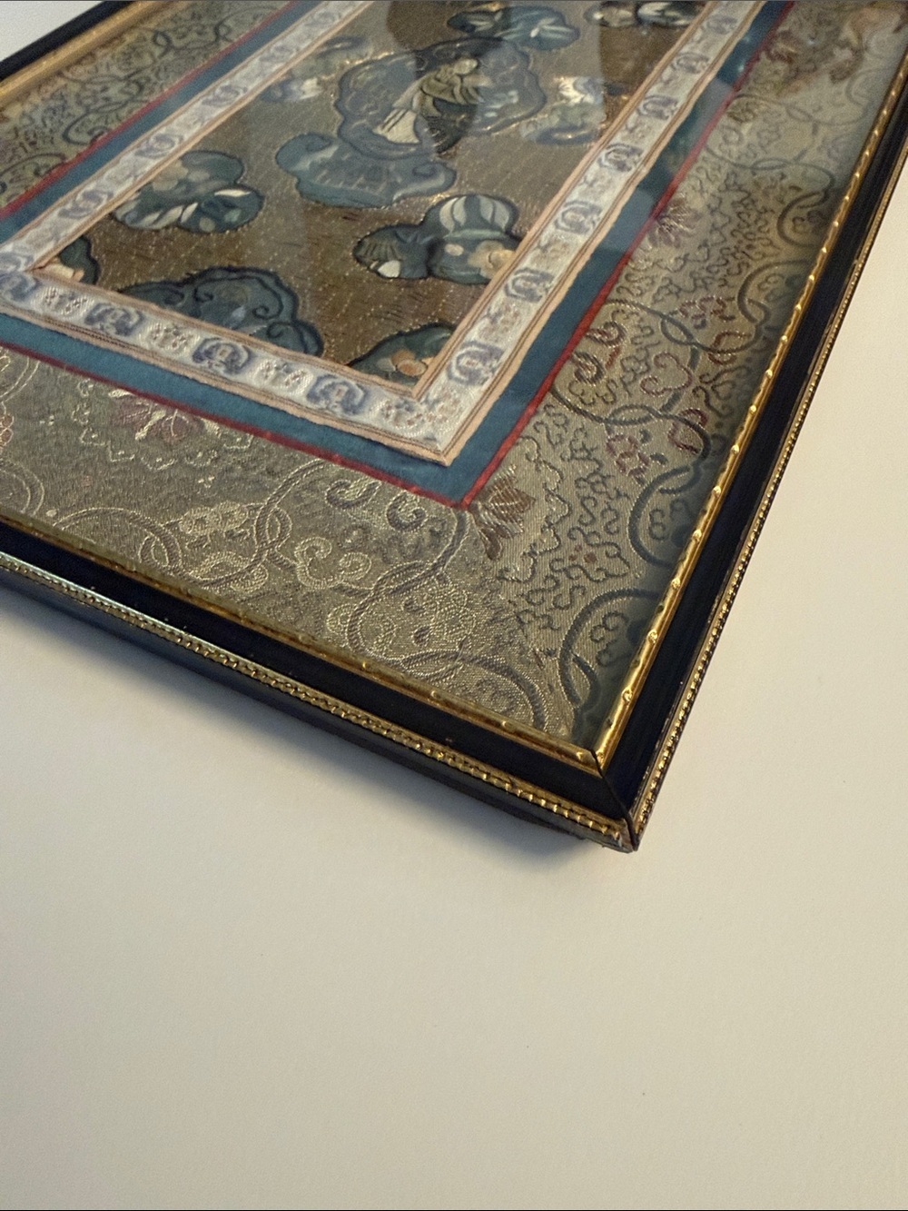 Vintage Chinese Silk Embroidery Framed by Wah Cheong Hong Kong MCM Brass hanger - Picture 4 of 14